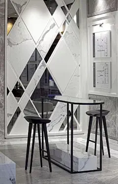 图案式隐形门　
很多家庭都喜欢用图案装饰墙面。因此，最为常见的一类隐形门就是在隐形门表面装饰以壁纸或油漆彩绘，以达到和墙体融为一体的目的。 ​​​​