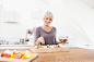 厨房,人,饮食,休闲装,食品_163251553_Germany, Bavaria, Munich, Woman preparing pizza in kitchen_创意图片_Getty Images China