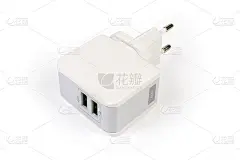 移动设备充电器有两个输出端口在白色背景