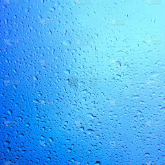 蓝色背景上的水滴