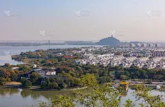 秋日清晨，长江和角山为背景