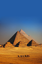 非洲-金字塔：金字塔（pyramid）在埃及和美洲等地均有分布，古埃及的上埃及、中埃及和下埃及，今苏丹和埃及境内。现在的尼罗河下游，散布着约80座金字塔遗迹。 大小不一，其中最高大的是胡夫金字塔，高146.5米，底长230米，共用230万块平均每块2.5吨的石块砌成，占地52000平方公尺。石块之间没有任何黏着物，靠石块的相互叠压和咬合垒成。