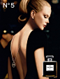 2005年 香奈儿N°5香水广告中的妮可·基德曼，由巴兹·鲁曼拍摄。