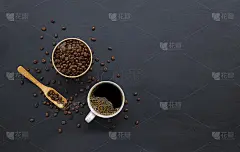 旧黑木桌的背景上放着热咖啡和豆子。创建问候，卡片，杂志，封面，海报和横幅等文本空间的模型和模板。前视