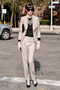 超模可可·罗恰 (Coco Rocha) 身穿西服套装带黑超现身2015春夏纽约时装周Carolina Herrera秀场外