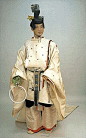 .平安時代 跳“神乐”的人穿的服饰 ：神乐是一种祭祀性的舞蹈，神乐中分为从平安中期开始传到宫中的 御神楽 ，以及民间的神乐 里神楽 ，称为 天岩戸（あまのいわと） 的舞乐是日本最古老的舞乐