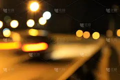 夜景模糊了车灯