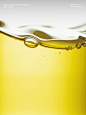 其中可能包括：a yellow liquid filled with water on top of a white surface