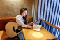 Girl playing guitar at cafe Premium Photo