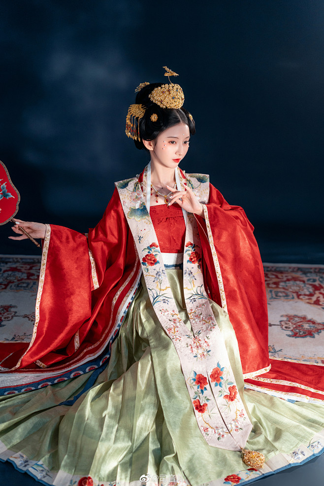  吴宫金蹙凤花绫  春暖熏笼换水沉

 ...
