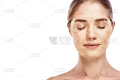 脱水效果。年轻迷人的女子肖像与闭上眼睛，裂缝和受损的脸对白色的背景。皮肤护理的概念。