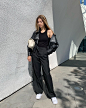 Photo by Liza Rudkevich in Парк «Зарядье» with @guess, @monki, @nike, and @stradivarius. 图片中可能有：一人或多人、一群人站着和鞋