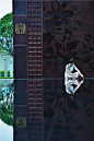 中式示范区，建筑设计不过是配角 : 　　文章来源：生生景观 　　微信ID：sheng_design1 　　一个不错的楼盘 　　总少不了一个撩人的景观示范区 　　而其主要构成主要包括▼ 　　 　　通常情况下，在景观示范区中 　　硬景的比例更大，软景比例更小 　　
