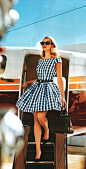 50年代的时尚。 在VargaStore.com我们所爱的女孩pinup女孩50年代时尚。 女连衣裙，上衣，裤，配件.......我们爱这一切！ 喷气二传手风格。 超级可爱的裙子！