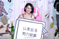 #不卖货，有群人却在淘宝一年赚了20亿# 6月20日下午，淘宝在京举办内容创作者大会，邀请了来自全国各地近千名内容创作者参加。据了解，在过去一个财年里中，这群以商家、达人、品牌商和媒体机构为核心的内容创作者们，凭借文章、视频、直播等方式在淘宝平台上获利接近20亿。 ​