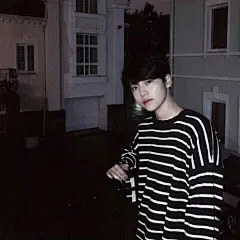 只要我愿意只要我想，我才不管谁在笑谁在哭谁活着谁死了。