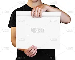 一个拿着一张白纸的男人。拿着一本小册子。关闭了。在白色背景上隔离
