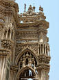 印度伊斯兰哥特式， mahabat Maqbara，Junagadh，古吉拉特邦。该建筑始建于1878年当地土邦王马哈巴特汗统治时期，竣工于1892年其继任者巴哈杜尔汗统治时期，该建筑以独特的穹顶、螺旋状阶梯、正立面的浮雕和银饰为最大特色，建筑风格融合了印度-伊斯兰和哥特式建筑特色，是东西方文明相结合的经典作品