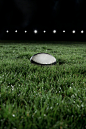 户外,橄榄球,休闲追求,体育场,夜晚_130901580_Rugby ball on grass field_创意图片_Getty Images China