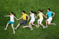 草地,跑,休闲活动,户外活动,生活方式_d2de5c82c_创意男女在草地上模仿跑步_创意图片_Getty Images China