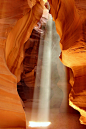 北美洲-羚羊峡谷：羚羊峡谷是世界上著名的狭缝型峡谷，位于美国亚利桑纳州的沙漠，常年处在干涸的河道之中。看它的外观如同地表的沙体被流水冲出的细沟。但当人们深入谷底则会发现谷壁岩石表面像被精心打磨，纹层顺着岩壁流淌，如同万年前的波浪被定格在这峡谷中。阳光从峡谷顶部进入，幻化出奇异的色彩。