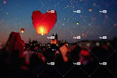 一群人在天空中放飞心灯