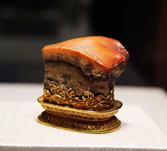 玉石红烧肉 藏于台北故宫博物院 东坡肉:高5.73公分,宽6.6公分,厚5