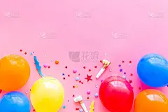 生日快乐的概念。粉红色背景上的气球自顶向下复制空间