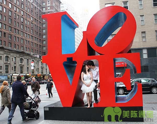 国外广场上的3D Love雕塑