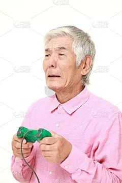 日本老男人玩电子游戏输了