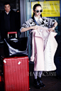 【图】蒋梦婕机场街拍：McQ燕子图案卫衣搭个人自主品牌粉色外套，挎Chanel Boy系列包包！