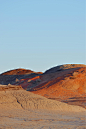 一只孤独的长颈鹿站在沙漠中央