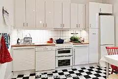 80平米日光公寓，用壁纸和配饰的色彩来增加屋内的明亮度，让大白底装修如春天般色彩斑斓。