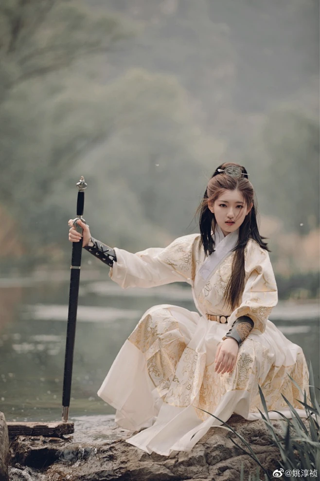 “愿你在冷铁卷刃前，得以窥见天光。” ——Preist《有匪》 出镜：姚淳祯 摄影：乐溪@乐溪PHOTO /Jakie/一口小梁 汉服：如梦 ...