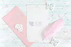 贺卡文本框架。带有信封、钢笔和一张明信片的白色木制背景的横幅。贺卡布局设计基础为妈妈、女孩、新娘。平