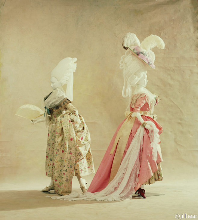 1785年的英国女装，左裙的面料是手绘图...