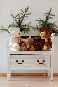 三只泰迪熊坐在长凳上