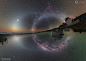 这张照片简直了……  上半部分由西班牙摄影师Juan Carlos Casado在北半球的加纳利群岛拉帕尔马岛拍摄；下半部分则由捷克摄影师Petr Horálek在南半球的智利拉西亚天文台拍摄；两张照片拼接起来，构成了两个完美的闭环—— 右环是我们熟悉的银河，左环则是几乎在零光害下才能看见的黄道光。 ​​​​