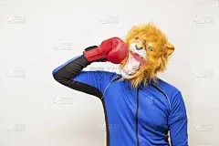 戴着狮子面具的男人用拳击手套打脸