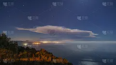 2022年2月10日，意大利西西里岛，在繁星闪烁的夜晚，地中海前的埃特纳火山喷发后带着浓烟和巨大的云