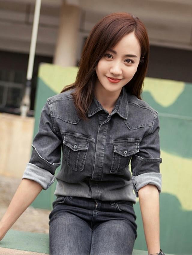 乖乖女的修身牛仔裤迷彩女神的淑女坐姿杨蓉真惹人爱