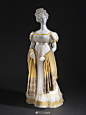 1820年的一件法国女装，帝政款，轻薄的白色棉纱，亮金色缎带镶边，裙摆上是与镶边同色