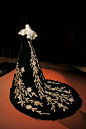 #服装# 晚装，1896，法国。优雅的黑丝绒拖地长裙，花瓣状白缎子翻领，金银线绣出的百合花从上身垂落至裙摆，端庄迷人。这件名叫“Lily”的晚礼服属于Greffulhe伯爵夫人——美好年代巴黎名流社交圈中最受瞩目的女性，被普鲁斯特称作“最美的女人”，以高雅的品位和出众的艺术素养闻名~