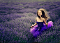 保加利亚摄影师Elena Karagyozova 的一张作品，薰衣草花海中的紫裙女孩