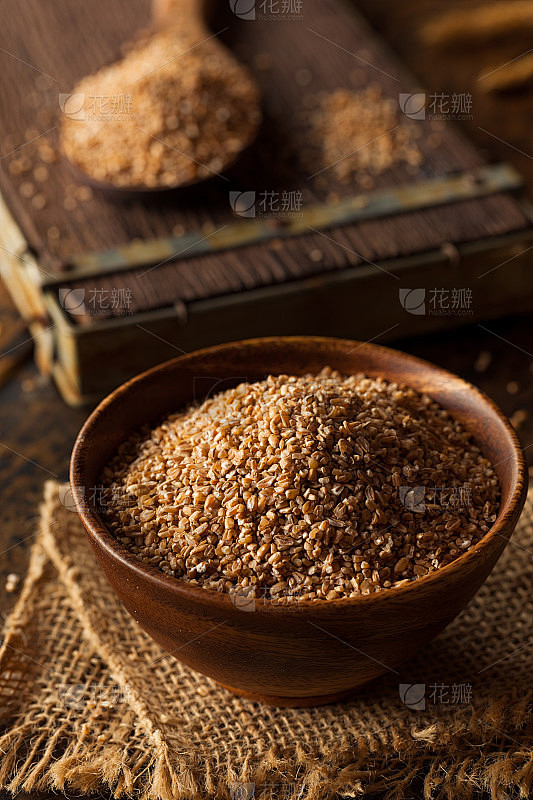 生的有机全麦碎小麦