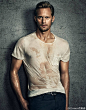 Alexander Skarsgard最近在纽约亮相，白衬衫蓝裤加身，腿还是长得看不到边。自从和Alexa Chung组成了情侣档，E大这位行走的荷尔蒙更是跟时尚界密不可分。最近连续登上Vanity Fair和Vgoue杂志，你们觉得他的魅力有撩到你吗？