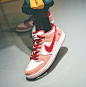 StrangeLove x Nike SB Dunk Low
       ——“Valentine's Day”版本鞋盒曝光
Nike SB与滑板品牌StrangeLove合作的Dunk Low情人节版本，鞋面采用粉色麂皮与丝绒材质打造，鞋盒采用套盒设计，外面的图案和内盒差异有点儿大

发售日期：2020年2月
货号：CT2552-800 ​​​​