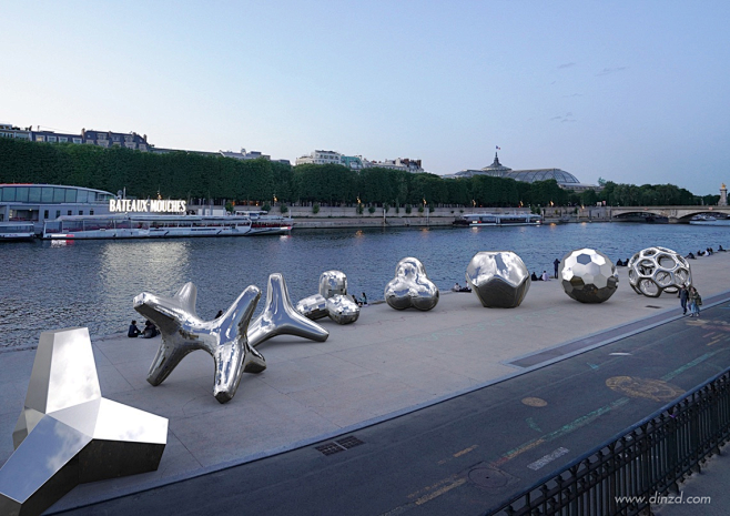 项目坐落于巴黎塞纳河畔，由艺术家Vinc...