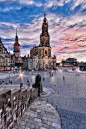Dresden,Germany。德国萨克森州德累斯顿。德累斯顿意为河边森林的人们，是德国萨克森自由州的首府，德国东部重要的文化、政治和经济中心。由于德累斯顿温和的气候和合适的城市建设位置，以及易北河上精美的巴洛克式建筑，使德累斯顿得到“易北河畔的佛罗伦萨”的美称。历史上曾经有60年的时间，德累斯顿都会区（含附近郊区）是仅次于柏林、汉堡和科隆的德国第四大都市区。