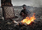 来自摄影师José Ferreira，描述了莫桑比克的拾荒者的日常生活。作为社会最底层的人，这些拾荒者靠着一个大垃圾场维持着自己的基本生存需要。每次看到这组纪实摄影，站长都会感到一阵无力。